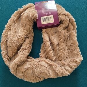Elegant Faux Fur Scarf in Soft Tan